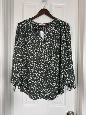 Monday Fun Women’s Dark Green Leaf Print Split Neck Blouse Size L